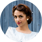 专业从事雕塑艺术创作的人员，包括城市雕塑、景观小品、城市家具、各类公共艺术品以及室内陈设、装饰艺术品等。从事雕塑设计行业的专业人员，要求是具备美学理论。