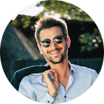 专业从事雕塑艺术创作的人员，包括城市雕塑、景观小品、城市家具、各类公共艺术品以及室内陈设、装饰艺术品等。从事雕塑设计行业的专业人员，要求是具备美学理论。